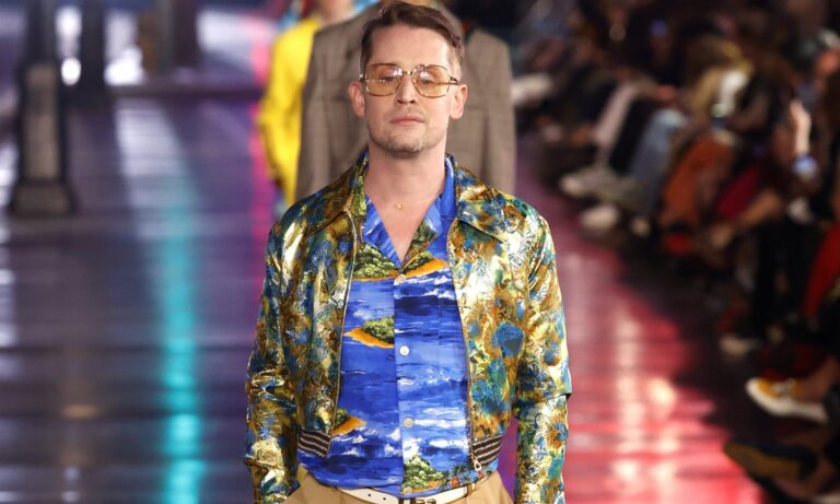 Macaulay Culkin impresiona en la pasarela tras aparecer como modelo en el desfile de Gucci Love Parade