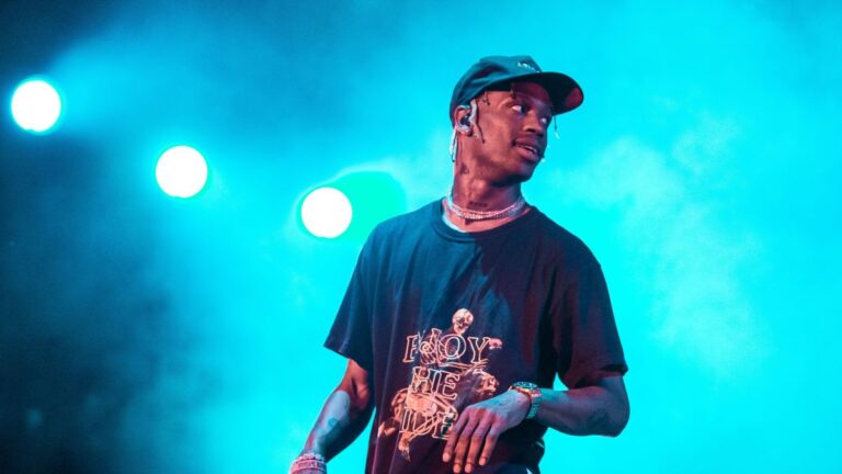 Demandan a Travis Scott por tragedia del Astroworld Festival que terminó con 8 fallecidos