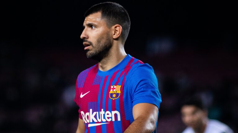 Kun Agüero estará tres meses de fuera de las canchas tras sufrir una arritmia en el último encuentro del Barcelona