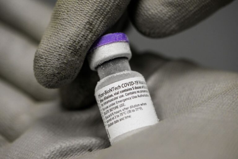 COVID-19: FDA autoriza refuerzo de las vacunas de Pfizer y Moderna para todos los adultos