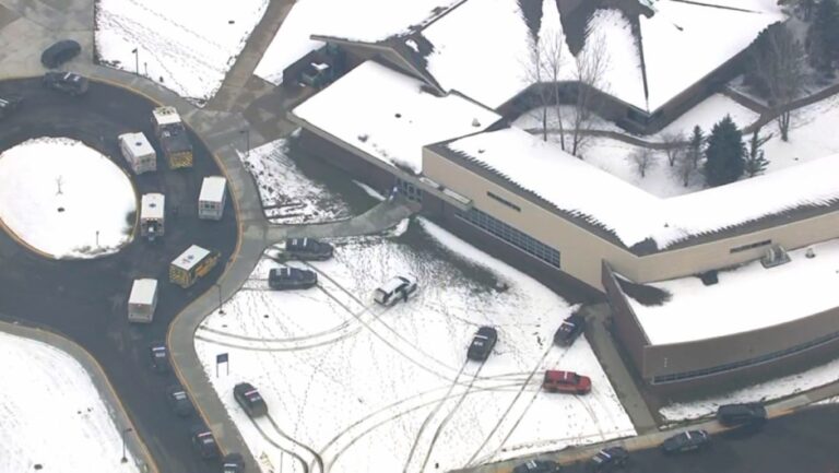 Tiroteo en una escuela secundaria de Michigan dejó al menos 3 personas muertas
