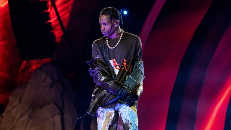 Tragedia de Astroworld: Travis Scott anuncia que cubrirá los costos de los funerales de las víctimas