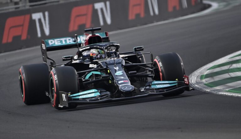 Fórmula Uno: Hamilton se quedó con la pole para el GP de Arabia Saudita y Verstappen largará tercero tras Bottas