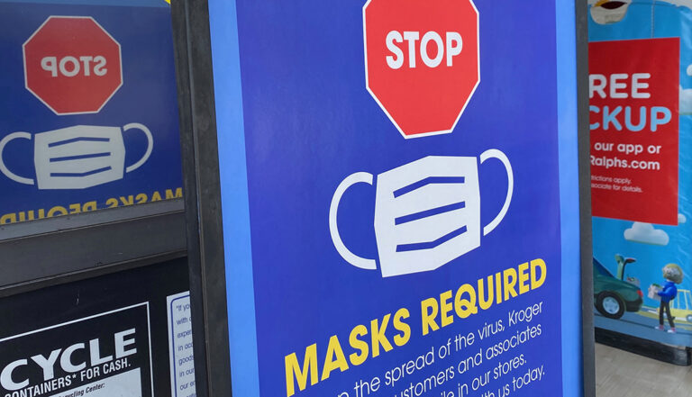 Nueva York ordenó el uso temporal de mascarillas en espacios interiores por el aumento de casos de COVID-19