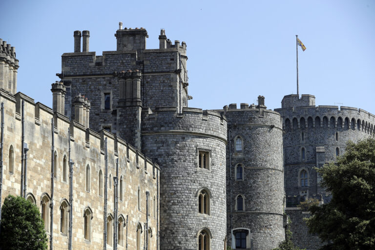 Un intruso armado fue arrestado en los alrededores del castillo de Windsor mientras la reina Isabel II celebraba la Navidad
