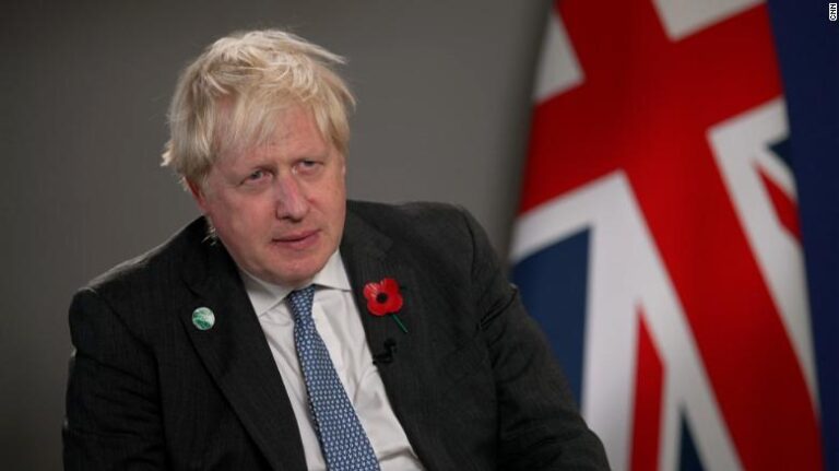 Foto mostraría a Boris Johnson en una polémica reunión en medio del confinamiento