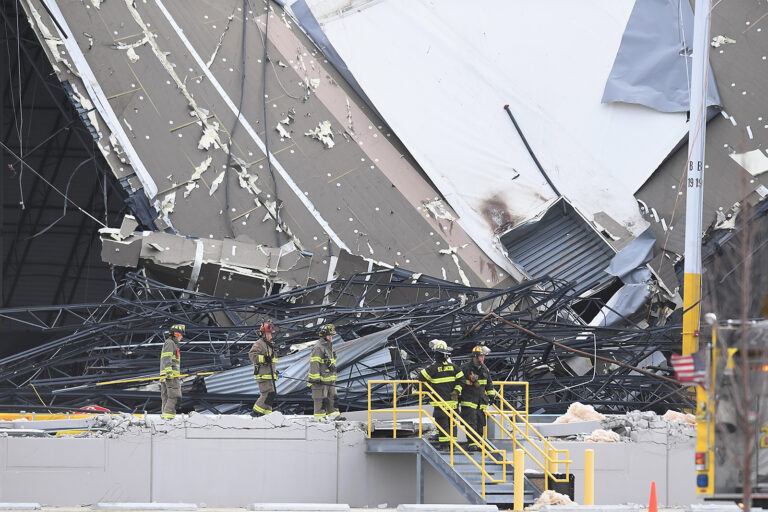 Seis personas fallecieron tras el colapso de un almacén de Amazon en Illinois luego del paso de un tornado