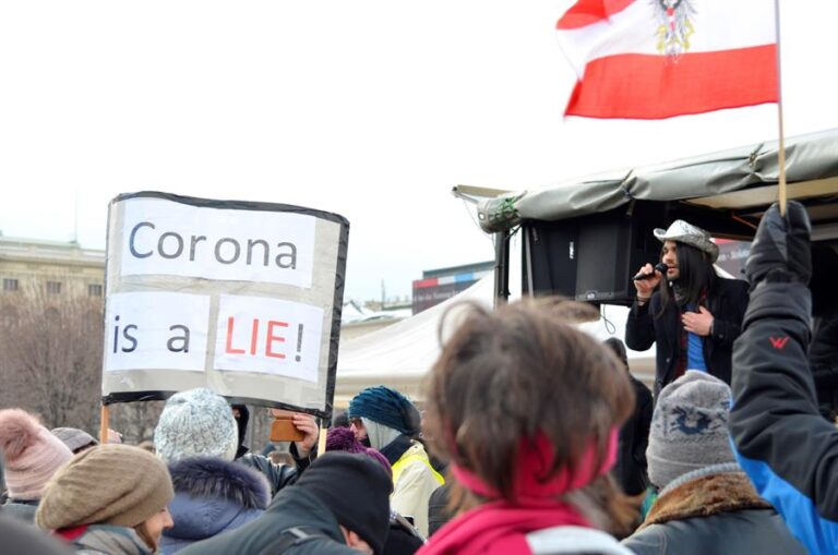Más de 40 mil personas protestan en Viena contra las vacunas obligatorias y el confinamiento