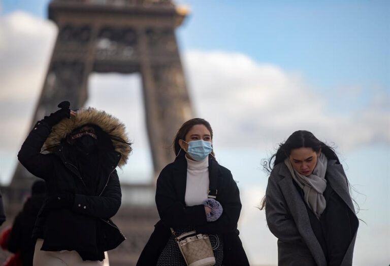 Tras superar los 100 mil casos diarios: Francia sufre su quinta ola de COVID-19 con el temor a una paralización del país