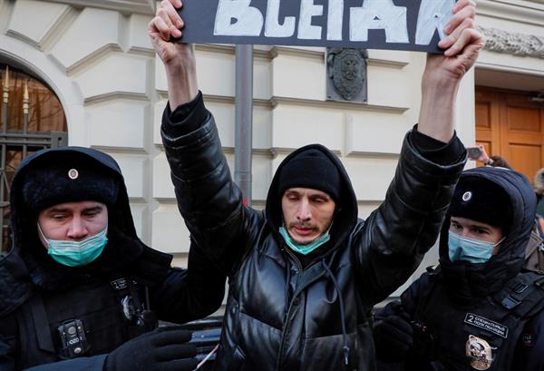 Rusia ordena el cierre del principal grupo de DD.HH. del país y EE.UU. reacciona: 