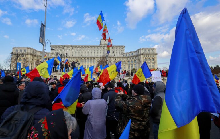 Rumania: Miles de personas protestan contra ley que busca exigir el pasaporte COVID-19 en lugares de trabajo