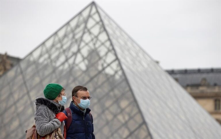 Francia impone el teletrabajo y adelanta la tercera dosis de refuerzo ante quinta ola del COVID-19