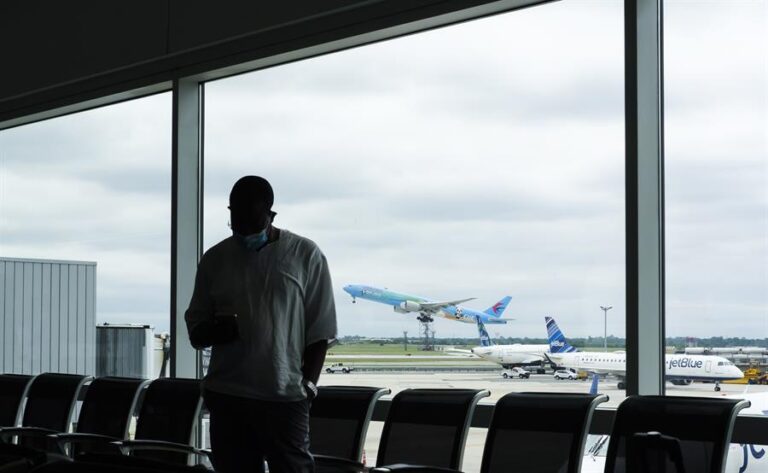 EE.UU. levantará restricciones de viajes establecidas por Ómicron a los países del sur de África