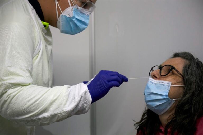 El gobierno británico anunció que volverá a pedir test previos de COVID-19 a quienes ingresen a Inglaterra