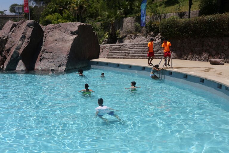 Piscinas públicas exigirán Pase de Movilidad: Menores de 12 años sin el documento podrán ingresar acompañados
