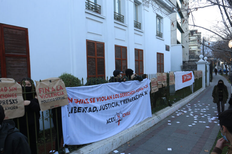 Miembros de la toma del INDH exigen la salida de Sergio Micco: 