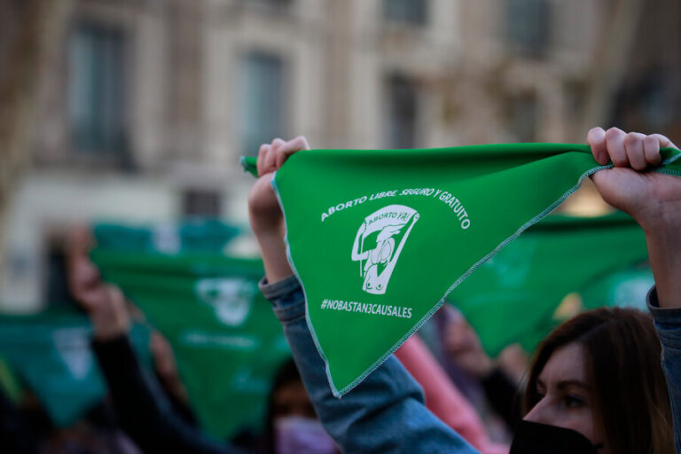 Es la primera en alcanzar las 15 mil firmas: Iniciativa popular sobre el aborto pasaría a ser discutida en la CC