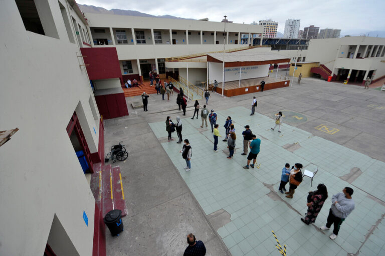 Comenzó la apertura de mesas: Revisa los horarios y qué debes llevar para votar este domingo