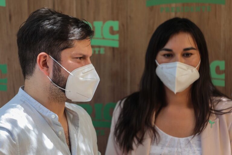 Siches responde a Kast por ausencia de Boric en debate: 
