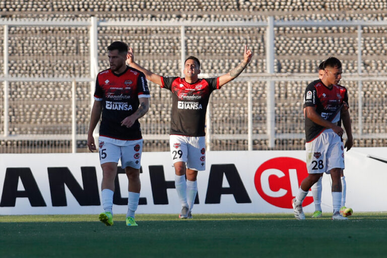 Por goleada: Ñublense derrotó a Palestino en casa y clasificó a la Copa Sudamericana 2022
