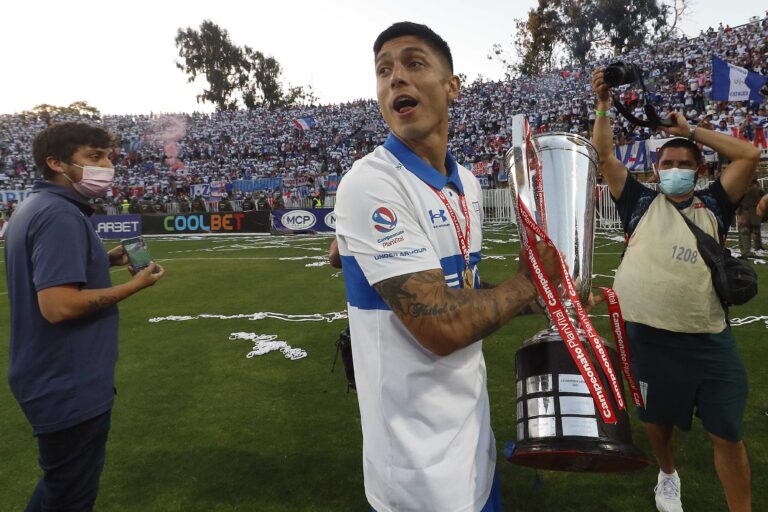 Seguirá vistiendo la franja: Católica confirmó que Palmeiras desistió del fichaje de Valber Huerta