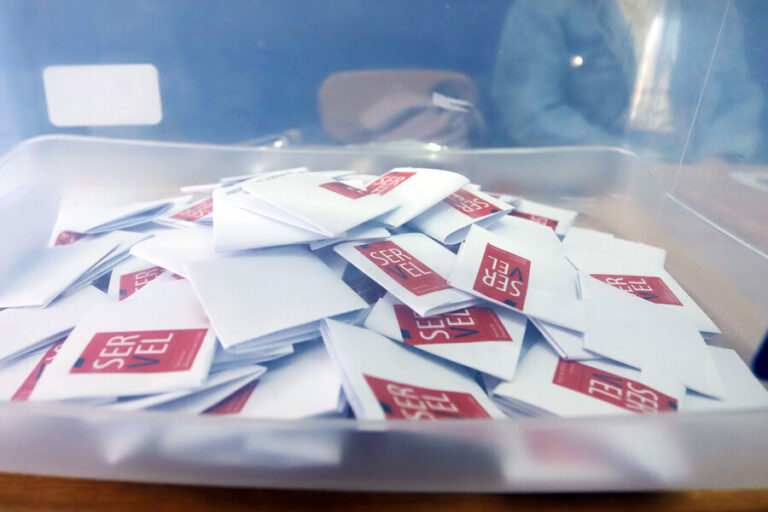 Servel descartó la posibilidad de atrasar el horario de cierre de mesas: Está estipulado en la ley