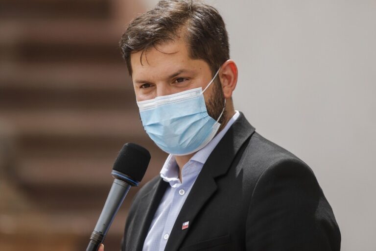 Gabriel Boric es recibido por la Convención Constitucional en el ex Congreso