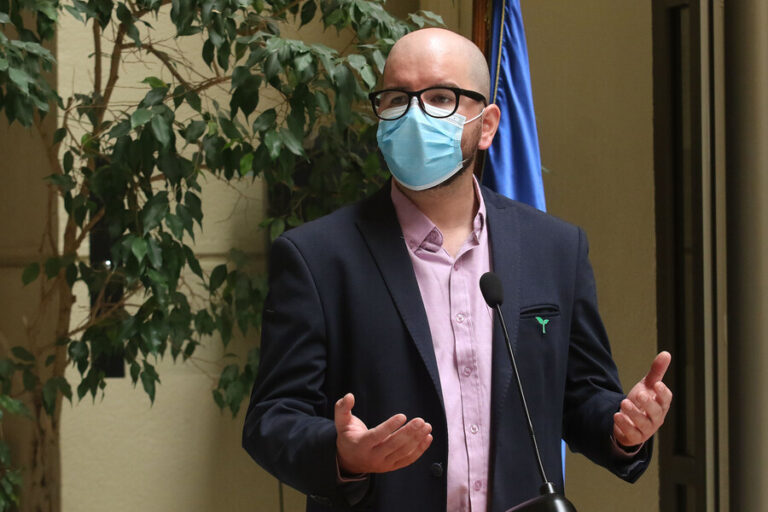 Jackson afirma que gobierno de Boric buscará un “alza importante” del sueldo mínimo en marzo