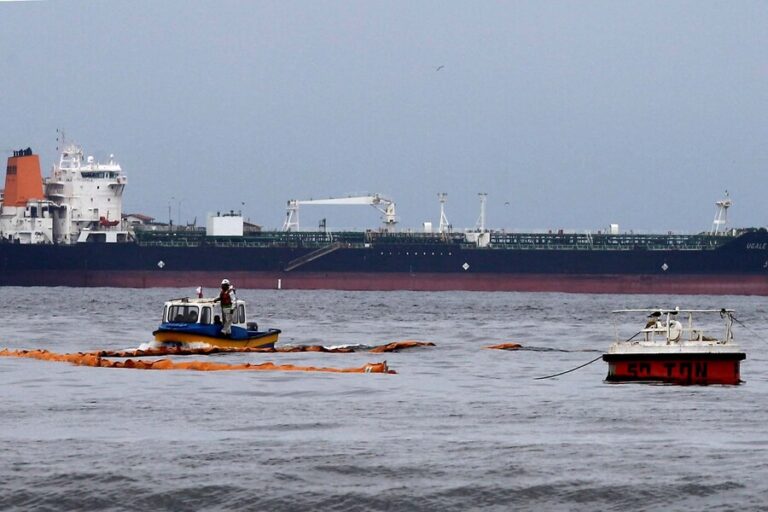 Derrame de petróleo afecta a bahía de Quintero: Armada y SMA trabajan en el lugar