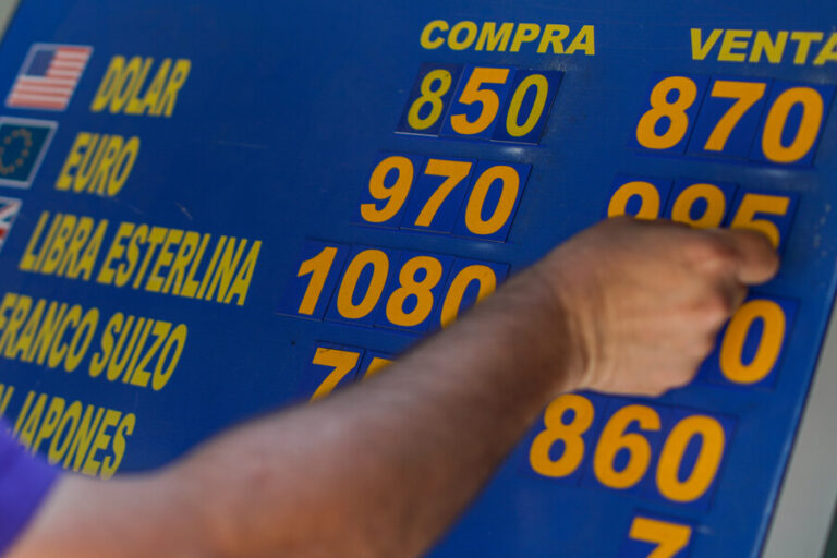 Dólar sigue en caída libre y se ubica en niveles previos a la segunda vuelta presidencial