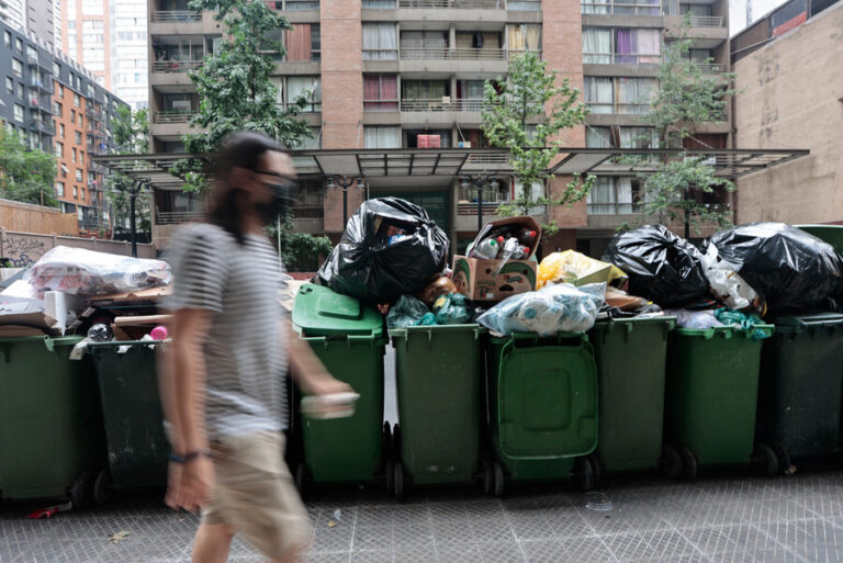 Municipalidad de Santiago logra acuerdo con trabajadores de la basura: Servicio se reanudará a las 17:00 horas