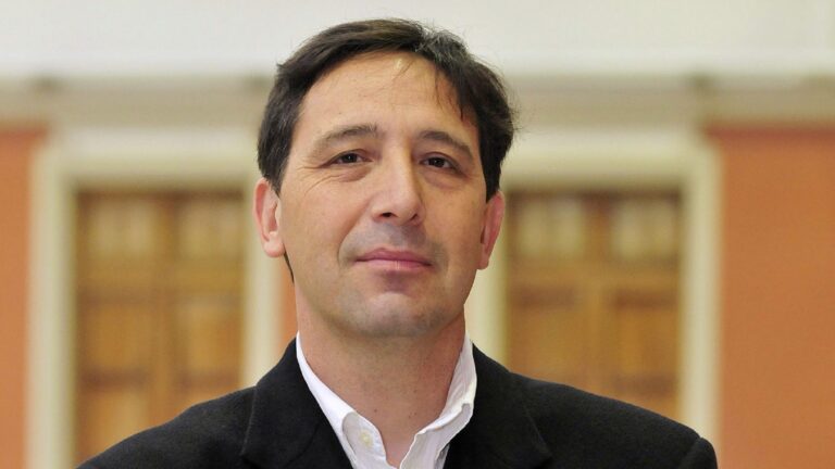 Alexis Kalergis: “Mientras haya territorios con baja tasa de vacunación, vamos a seguir viendo aparición de variantes”
