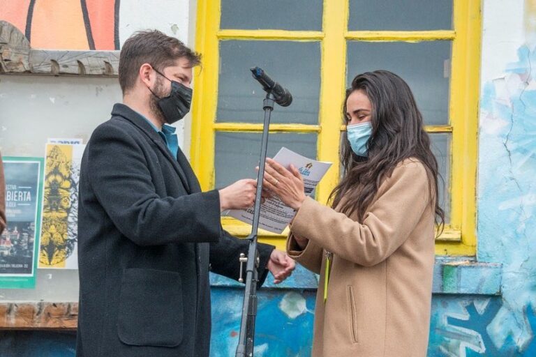 Boric realiza traspaso simbólico de su sede distrital: 