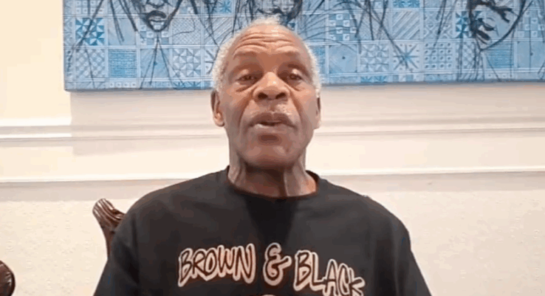 Danny Glover llamó a votar por Boric para evitar que el 
