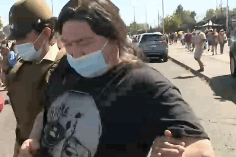 Vocal de mesa fue detenido en el Estadio Monumental por vestir polera con el rostro de Jaime Guzmán baleado