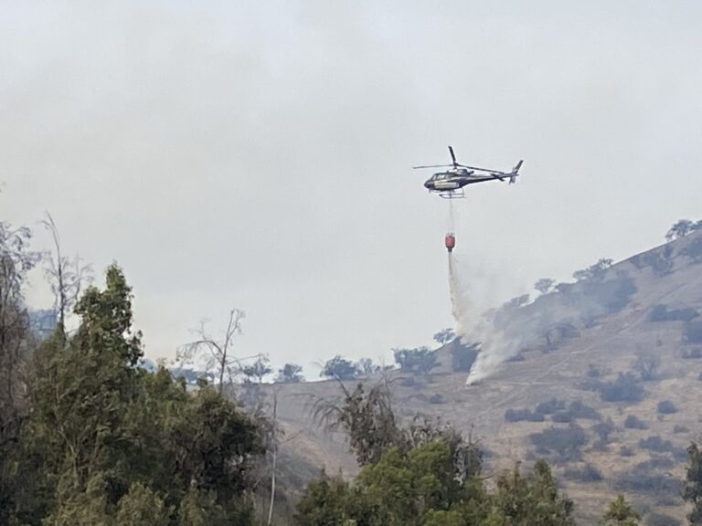 Incendio en cerro Chena de San Bernardo moviliza a Bomberos para evitar propagación a sectores poblados