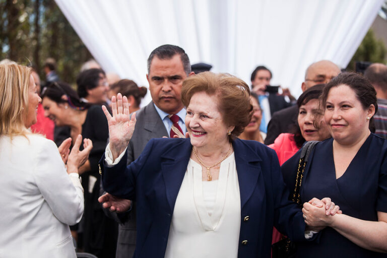 Certificado de defunción establece causa de muerte de Lucía Hiriart e indica que falleció a los 98