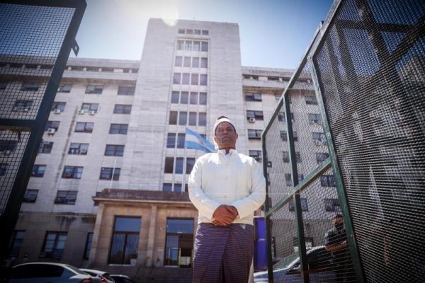 Referente de la etnia rohinyá declara ante la Justicia argentina, acusando genocidio en Birmania