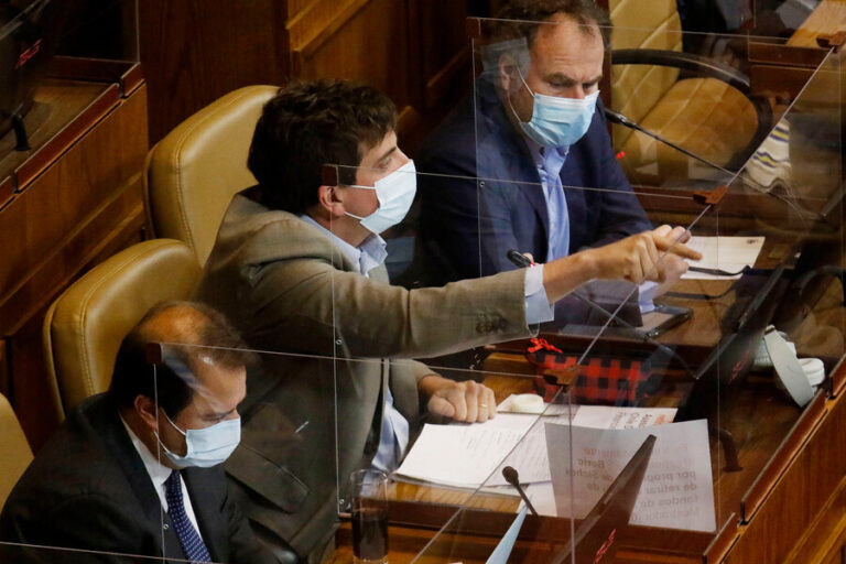 Schalper emplazó a Boric en votación del cuarto retiro: “Solo falta que salga vestido de huaso y defienda el rodeo”