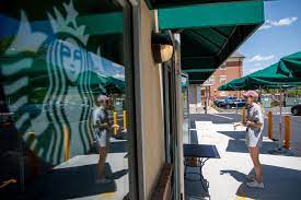 Empleados de Starbucks votan sí a la formación de su primer sindicato en EE.UU.