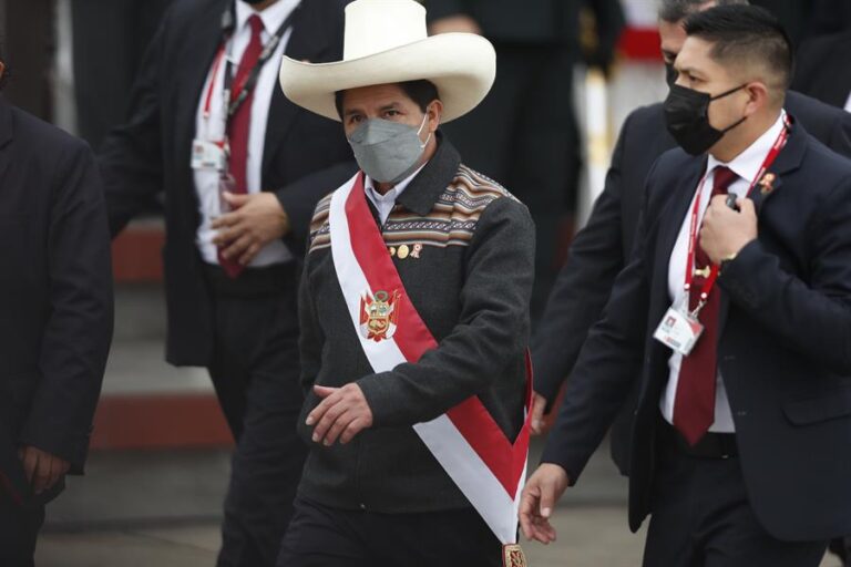 Castillo advierte que sus opositores están 