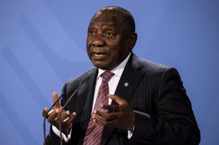 El presidente de Sudáfrica dio positivo por COVID-19 tras asistir a un servicio funeral