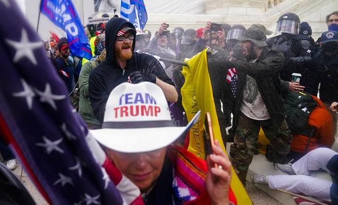 Por arrojar un extintor a la policía: Agitador del Capitolio de Estados Unidos recibió 5 años de cárcel