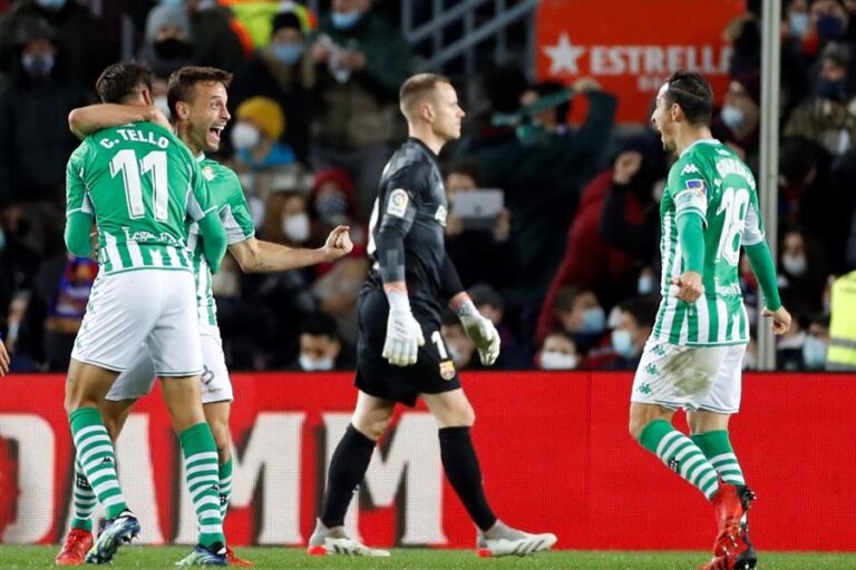 Tras 13 años: El Betis de Pellegrini venció por la cuenta mínima al Barcelona y se posicionó en zona de clasificación a la Champions