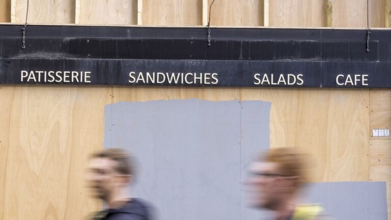 Londres cierra bares y restaurantes ante irrupción de Ómicron en Reino Unido