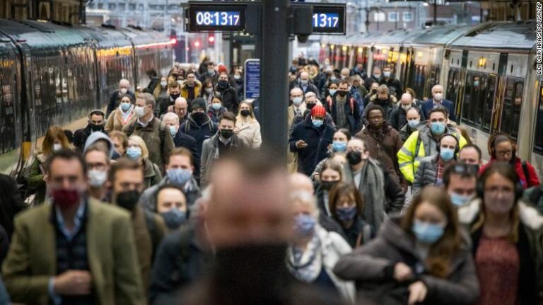 Europa y EE.UU. alcanzan récords en casos de COVID-19 por variante Ómicron y obliga a retroceder en medidas sanitarias