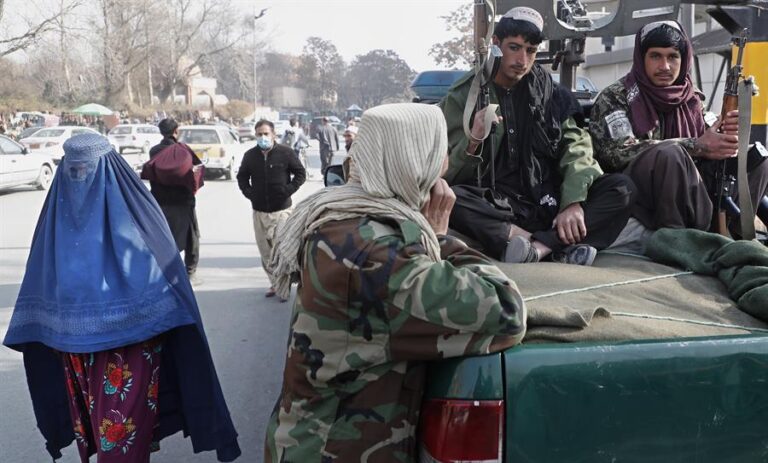 Talibanes prohíben a las mujeres viajar sin velo y sin un acompañante masculino en Kabul