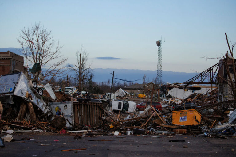 Al menos 70 personas han muerto por el impacto de fuertes tornados que arrasaron con varias ciudades de EE.UU.