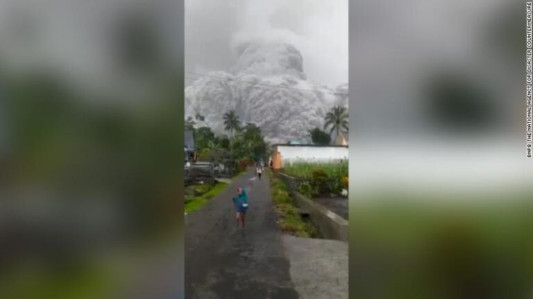 Aumentan a 14 las personas fallecidas por la erupción del volcán Monte Semeru en Indonesia