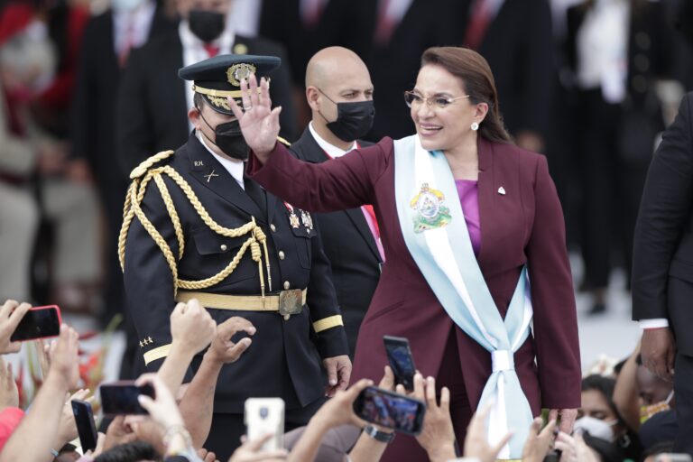 Xiomara Castro jura como presidenta de Honduras y se convierte en la primera mujer del país en asumir el cargo